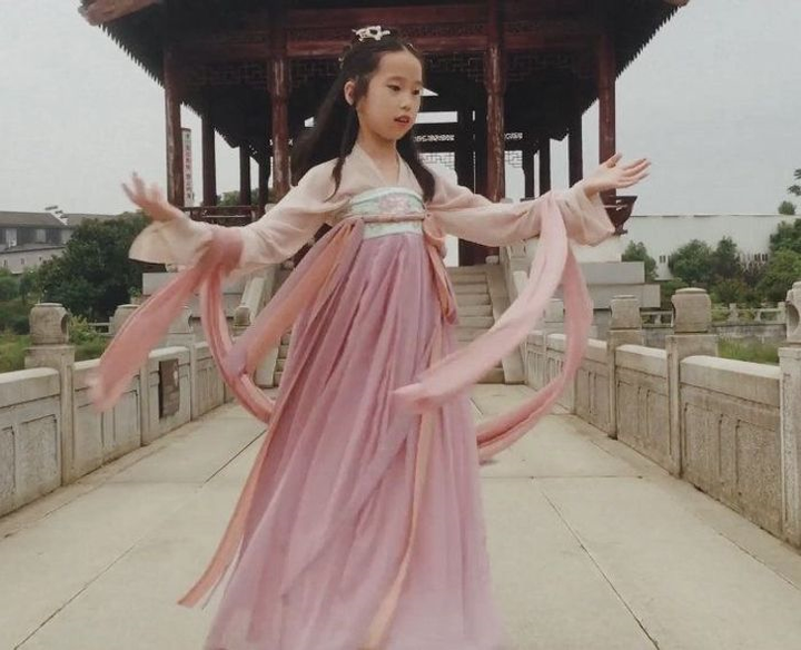 Dân mạng 'phát cuồng' với ông bố may hơn 100 bộ váy tuyệt đẹp cho con gái - 7