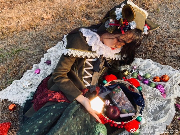 Dân mạng 'phát cuồng' với ông bố may hơn 100 bộ váy tuyệt đẹp cho con gái - 10