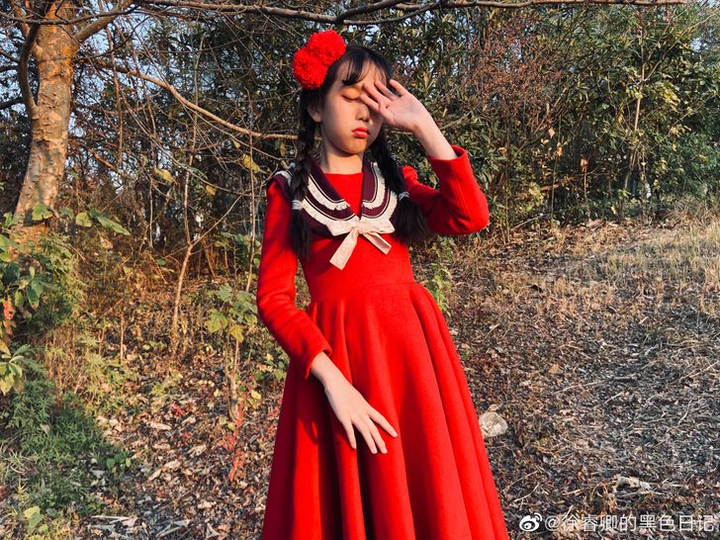 Dân mạng 'phát cuồng' với ông bố may hơn 100 bộ váy tuyệt đẹp cho con gái - 11