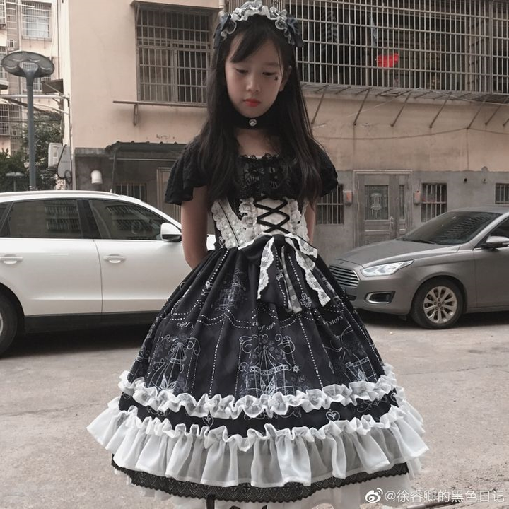 Dân mạng 'phát cuồng' với ông bố may hơn 100 bộ váy tuyệt đẹp cho con gái - 4