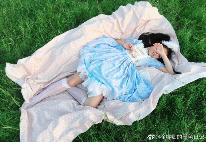 Dân mạng 'phát cuồng' với ông bố may hơn 100 bộ váy tuyệt đẹp cho con gái - 9