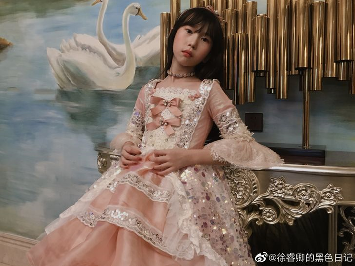 Dân mạng 'phát cuồng' với ông bố may hơn 100 bộ váy tuyệt đẹp cho con gái - 8