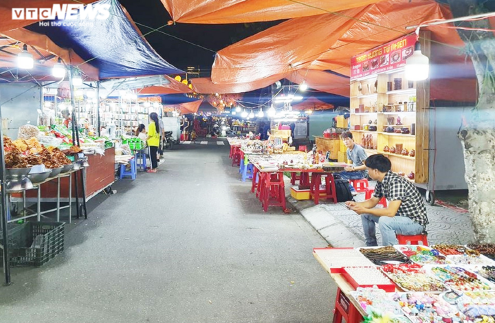 Chợ đêm Đà Nẵng mòn mỏi ‘chong đèn’ đợi khách - 3