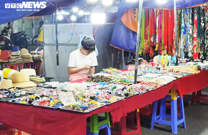 Chợ đêm Đà Nẵng mòn mỏi ‘chong đèn’ đợi khách - 2