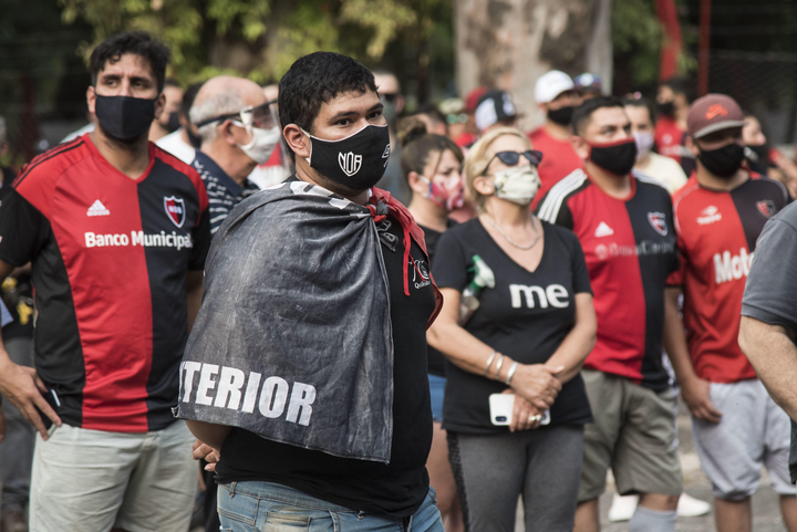 Maradona qua đời: Argentina tổ chức Quốc tang 3 ngày, CĐV đau đớn khóc thương - 5