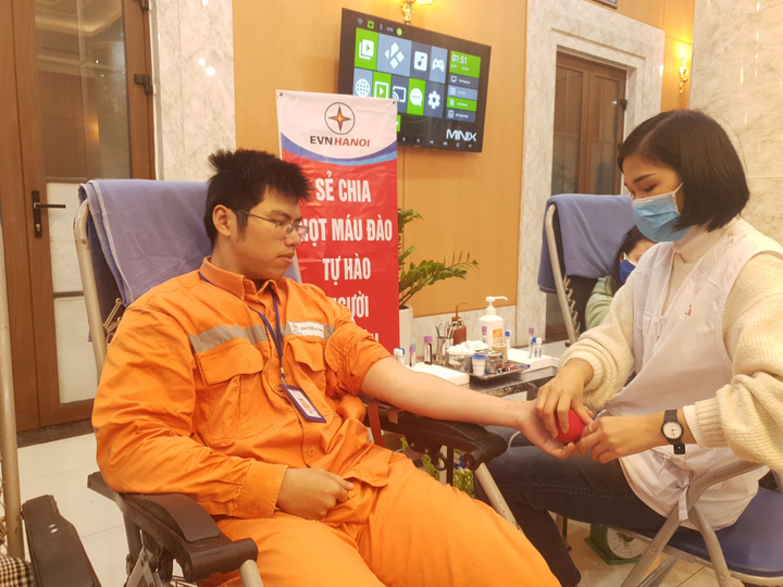 Ngành Điện Thủ đô hướng về miền Trung trong tháng tri ân khách hàng - 4