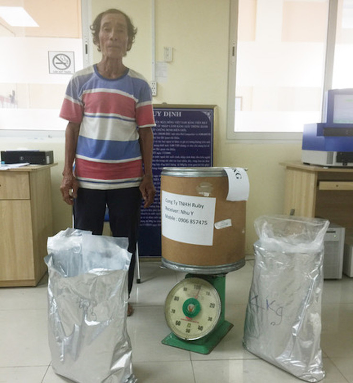 Bắt kẻ vận chuyển hơn 10kg ma túy đá từ Campuchia vào Việt Nam - 1