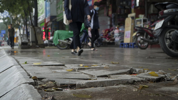 Lãnh đạo quận ở Hà Nội: Đá lát độ bền 70 năm bị vỡ do xe cộ leo lên vỉa hè - 1