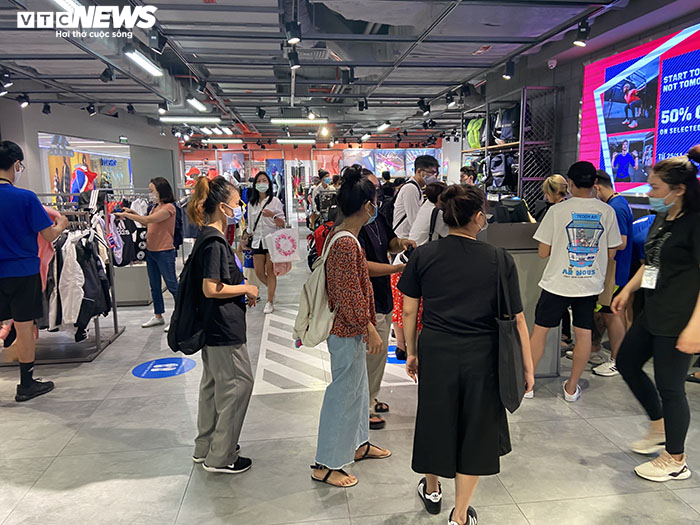 Chen nhau mua hàng giảm giá trong ngày Black Friday tại TP.HCM - 8