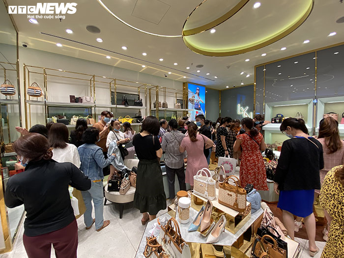 Chen nhau mua hàng giảm giá trong ngày Black Friday tại TP.HCM - 2