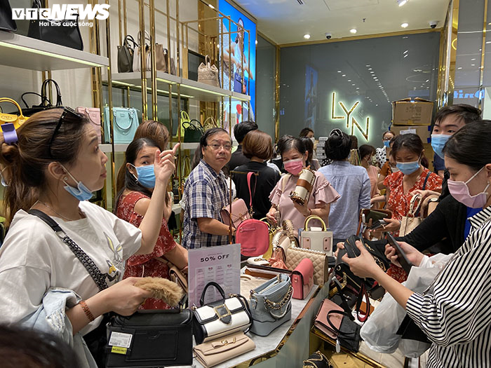 Chen nhau mua hàng giảm giá trong ngày Black Friday tại TP.HCM - 9