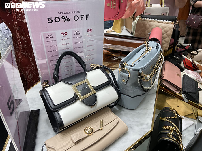 Chen nhau mua hàng giảm giá trong ngày Black Friday tại TP.HCM - 7