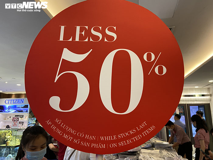 Chen nhau mua hàng giảm giá trong ngày Black Friday tại TP.HCM - 4