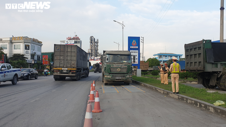 VTC News vào cuộc, xe quá tải tung hoành quốc lộ 17B ở Hải Dương ‘mất tích’ - 2