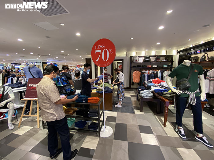 Chen nhau mua hàng giảm giá trong ngày Black Friday tại TP.HCM - 5