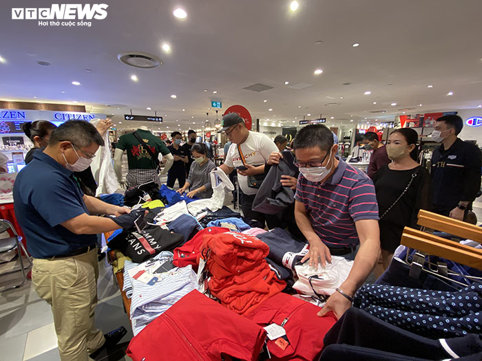 Chen nhau mua hàng giảm giá trong ngày Black Friday tại TP.HCM - 6