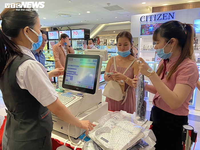 Chen nhau mua hàng giảm giá trong ngày Black Friday tại TP.HCM - 10