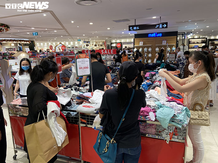 Chen nhau mua hàng giảm giá trong ngày Black Friday tại TP.HCM - 3