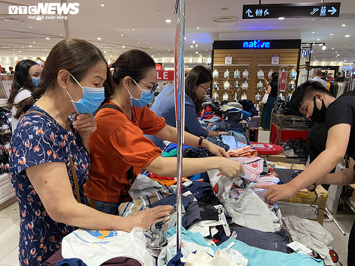 Chen nhau mua hàng giảm giá trong ngày Black Friday tại TP.HCM - 1