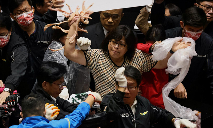 Tranh cãi về thịt lợn, nghị sỹ Đài Loan ném lòng lợn giữa phiên họp nghị viện - 1