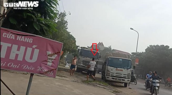 Xe tải và xe ben rượt đuổi, chèn nhau như phim hành động trên Quốc lộ 6 - 2