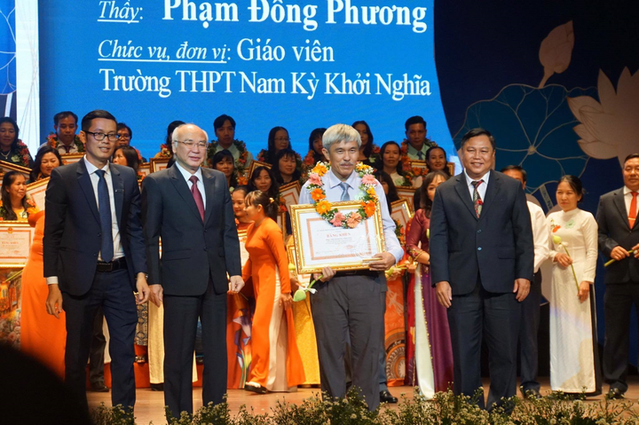 Người thầy tốt nghiệp đại học ở tuổi 40, chống chọi ung thư để lên bục giảng - 1