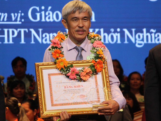 Người thầy tốt nghiệp đại học ở tuổi 40, chống chọi ung thư để lên bục giảng - 2