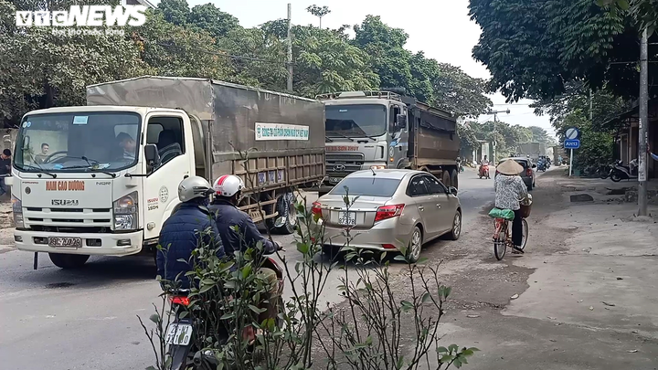 Xe tải và xe ben rượt đuổi, chèn nhau như phim hành động trên Quốc lộ 6 - 3