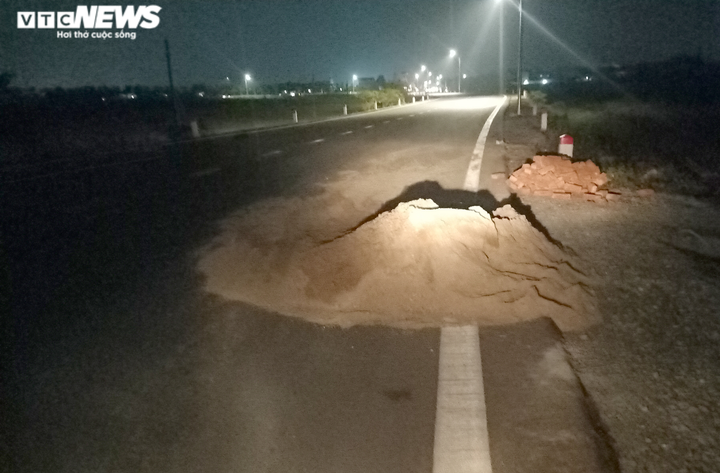 Đống cát nằm chình ình trên tỉnh lộ, bẫy người đi đường trong đêm - 1