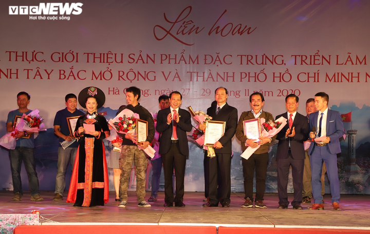 Ảnh: Du khách đến Hà Giang nô nức thưởng thức ẩm thực, đặc sản 8 tỉnh Tây Bắc - 4