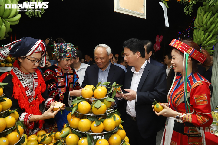 Ảnh: Du khách đến Hà Giang nô nức thưởng thức ẩm thực, đặc sản 8 tỉnh Tây Bắc - 5