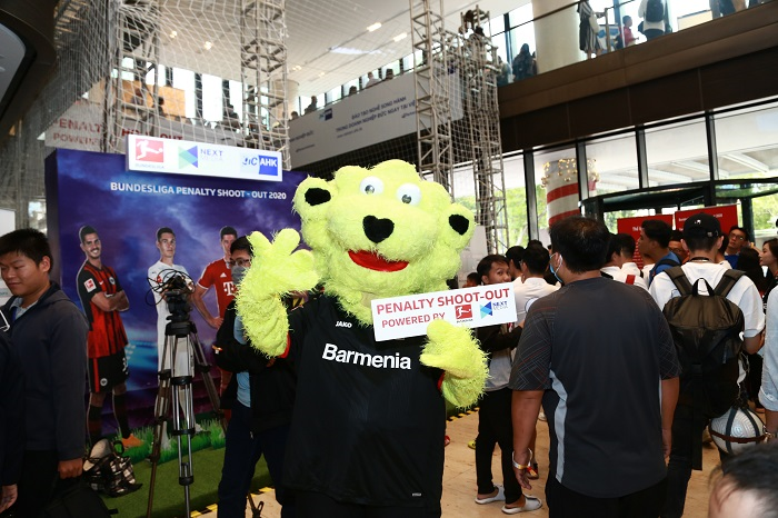 Không khí sôi động tại cuộc thi Bundesliga Penalty shoot-out - 3