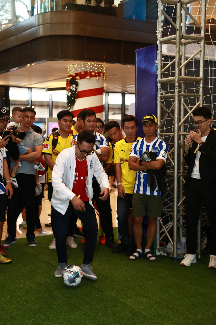 Không khí sôi động tại cuộc thi Bundesliga Penalty shoot-out - 4