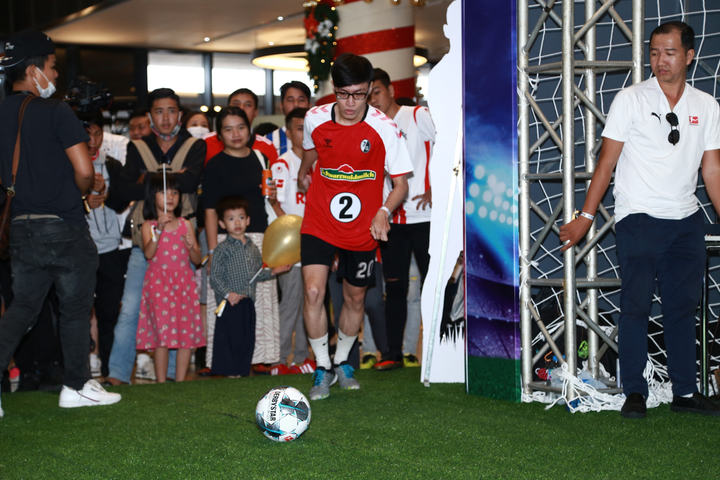 Không khí sôi động tại cuộc thi Bundesliga Penalty shoot-out - 5