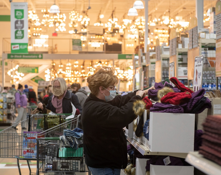 Bất chấp COVID-19, người Mỹ vẫn xếp hàng dài mua đồ Black Friday - 10