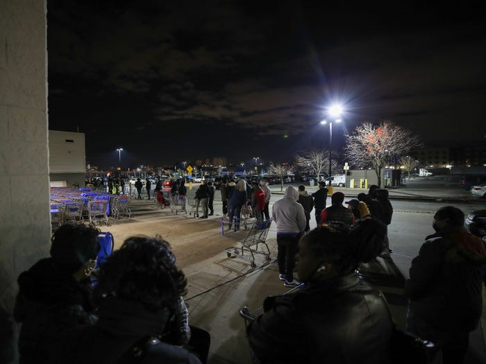 Bất chấp COVID-19, người Mỹ vẫn xếp hàng dài mua đồ Black Friday - 5