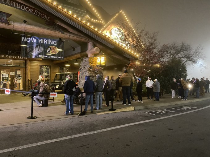 Bất chấp COVID-19, người Mỹ vẫn xếp hàng dài mua đồ Black Friday - 8