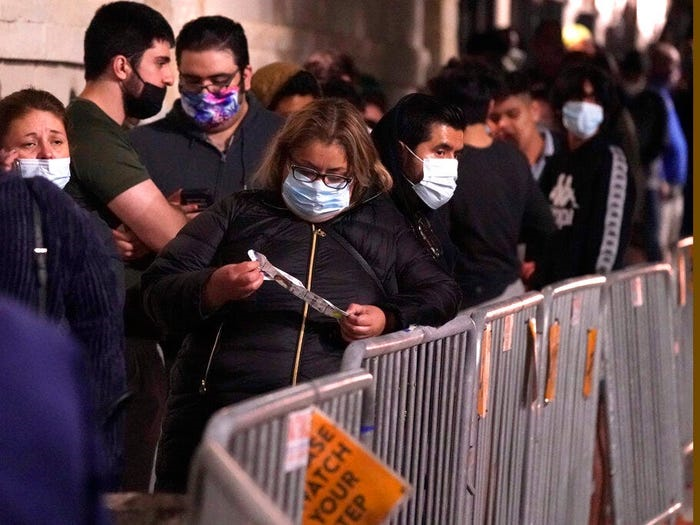 Bất chấp COVID-19, người Mỹ vẫn xếp hàng dài mua đồ Black Friday - 7