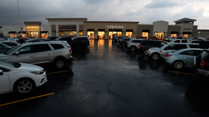 Bất chấp COVID-19, người Mỹ vẫn xếp hàng dài mua đồ Black Friday - 9