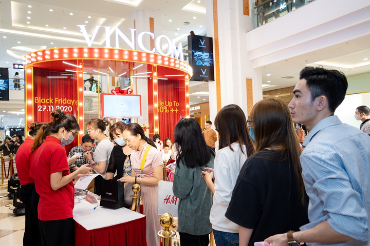 Hàng dài chờ thanh toán ngày Vincom Black Friday đầu tiên: 'Lâu nhưng đáng' - 11