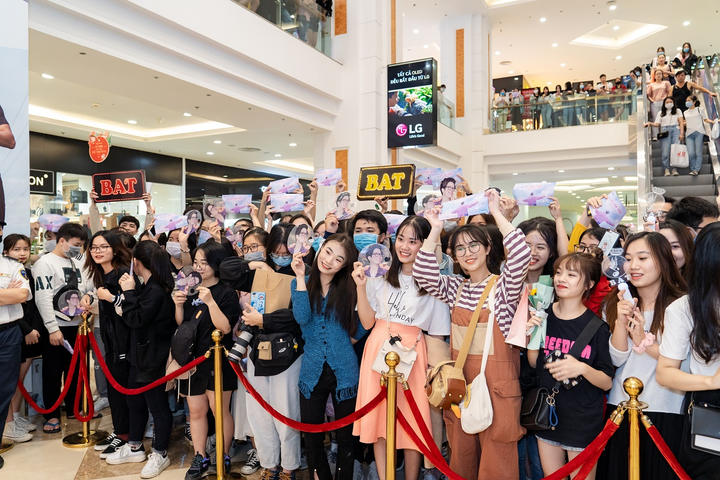 Hàng dài chờ thanh toán ngày Vincom Black Friday đầu tiên: 'Lâu nhưng đáng' - 10