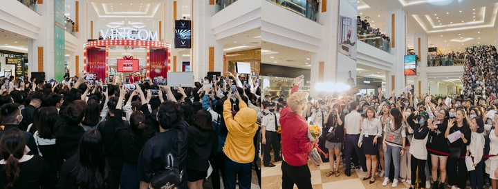 Hàng dài chờ thanh toán ngày Vincom Black Friday đầu tiên: 'Lâu nhưng đáng' - 12