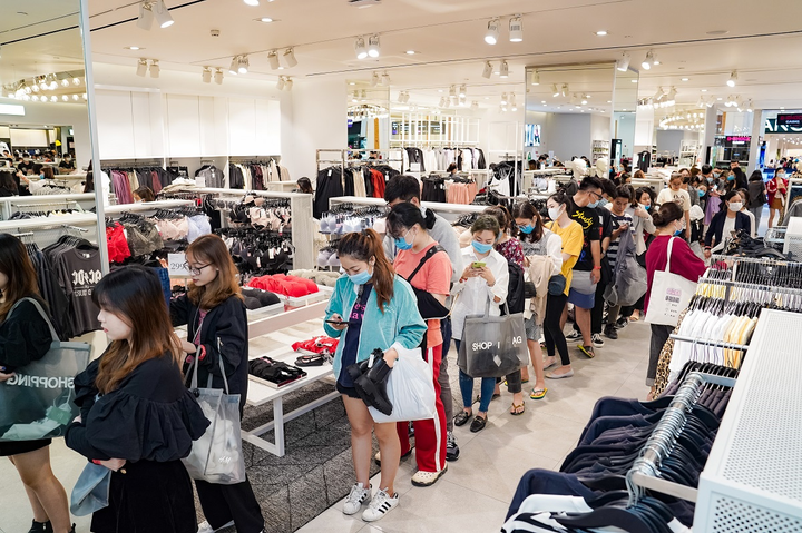 Hàng dài chờ thanh toán ngày Vincom Black Friday đầu tiên: 'Lâu nhưng đáng' - 2