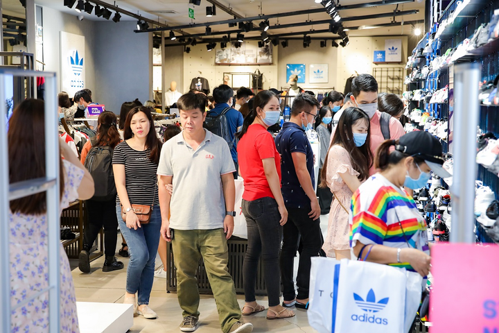 Hàng dài chờ thanh toán ngày Vincom Black Friday đầu tiên: 'Lâu nhưng đáng' - 3