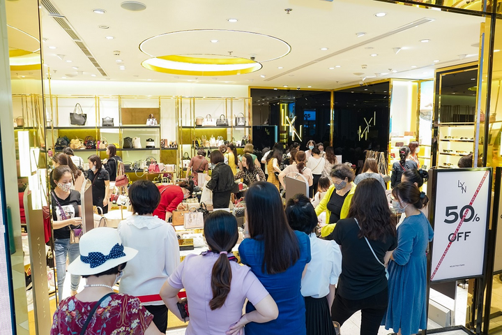 Hàng dài chờ thanh toán ngày Vincom Black Friday đầu tiên: 'Lâu nhưng đáng' - 5