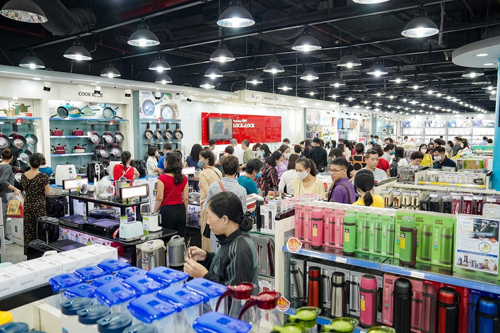 Hàng dài chờ thanh toán ngày Vincom Black Friday đầu tiên: 'Lâu nhưng đáng' - 6