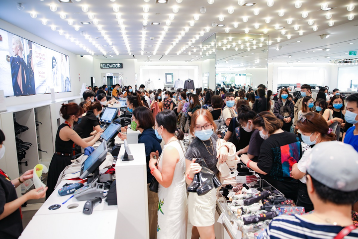 Hàng dài chờ thanh toán ngày Vincom Black Friday đầu tiên: 'Lâu nhưng đáng' - 7