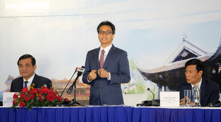 Phó Thủ tướng Vũ Đức Đam: Giữ an toàn, chưa vội mở đường bay đón khách quốc tế - 1