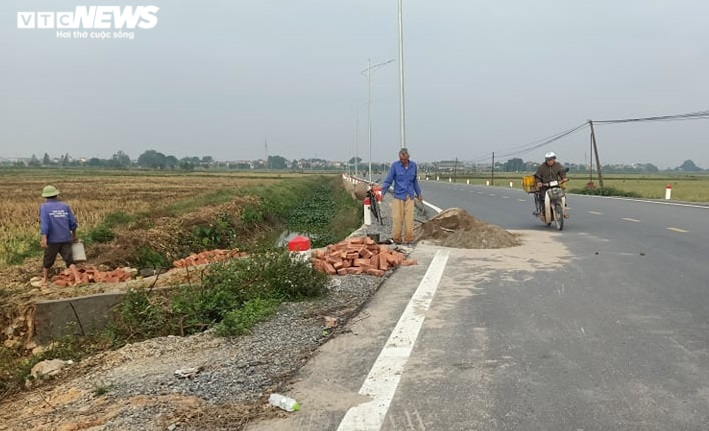 Đống cát nằm chình ình trên tỉnh lộ, bẫy người đi đường trong đêm - 3