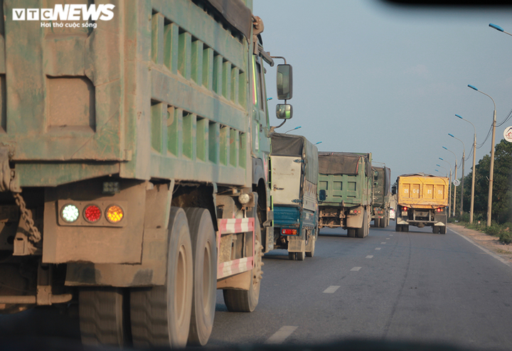 Đoàn xe cơi nới thành thùng, dàn hàng trên quốc lộ khiến dân Quảng Ninh kinh hãi - 1